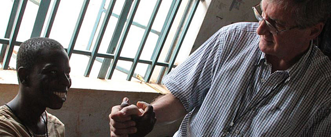 El misionero Jorge Crisafulli, durante su trabajo en la cárcel. ‘Libertad’, una historia de redención y esperanza en el infierno de Pademba Road