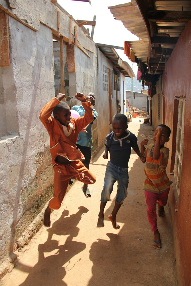 Pasado y presente de Angola Town gracias a Don Bosco Fambul: de suburbio a barrio modelo en Freetown