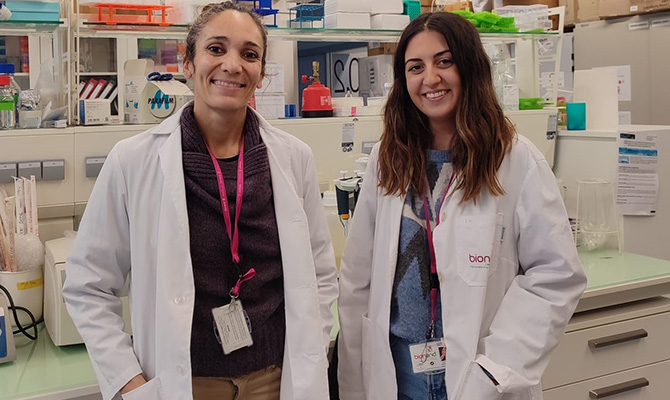 Las investigadoras Elena González Muñoz y Alicia Sánchez Mata, autoras de este trabajo de investigación / F. Descubre Analizan las propiedades e identidad de las células madre derivadas de la sangre menstrual