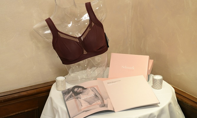 Onc&oacute;logos, cirujanos, enfermeras y pacientes colaboran en el dise&ntilde;o de ropa interior para mujeres con c&aacute;ncer de mama