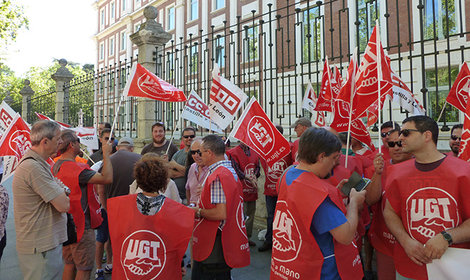 Cerca de 3.000 trabajadores del transporte sanitario piden una mejora de sus condiciones salariales