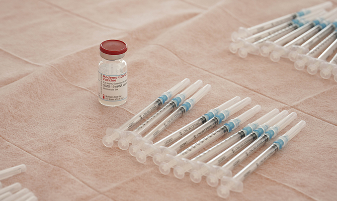 Pfizer y BioNTech pedir&aacute;n autorizaci&oacute;n para una tercera dosis de refuerzo de su vacuna seis meses despu&eacute;s de la segunda