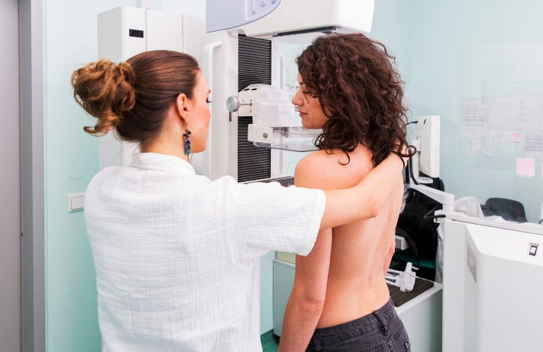 Duele menos, radia menos, diagnostica antes: la mamografía ha mejorado y evolucionado