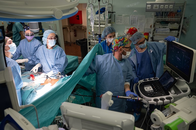 Un centro pionero aplicará, por primera vez en España, la cirugía cardíaca robótica en niños y jóvenes