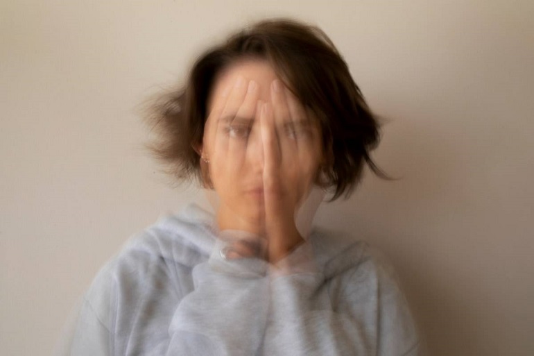 El deterioro de la salud mental de los jóvenes ha deformado la ‘joroba de la infelicidad’