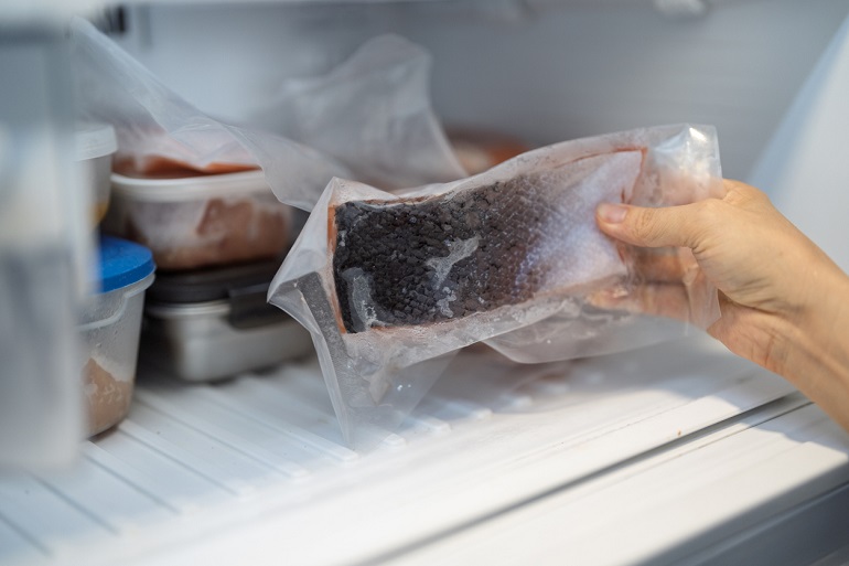 Los envases transfieren aditivos plásticos al pescado guardado en la nevera o el congelador
