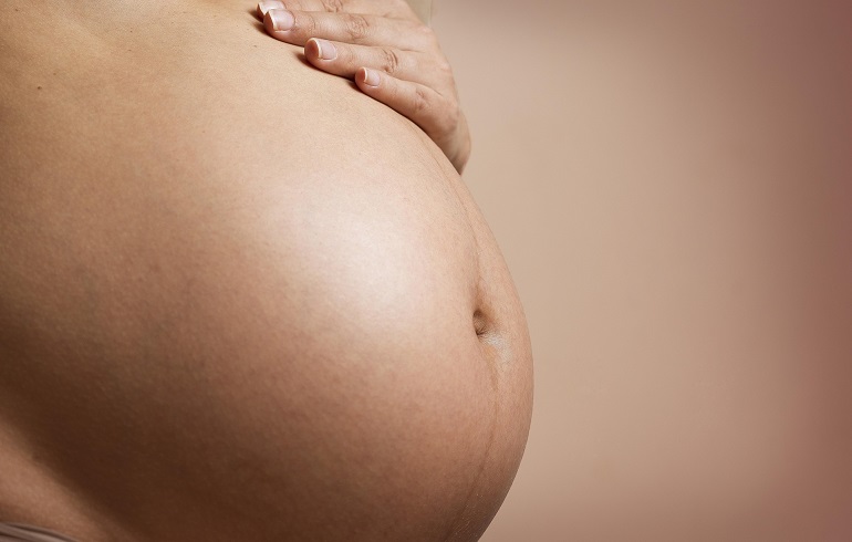 La exposición de mujeres embarazadas a algunos compuestos químicos de plásticos y cosméticos se asocia con un menor cociente intelectual en sus hijos