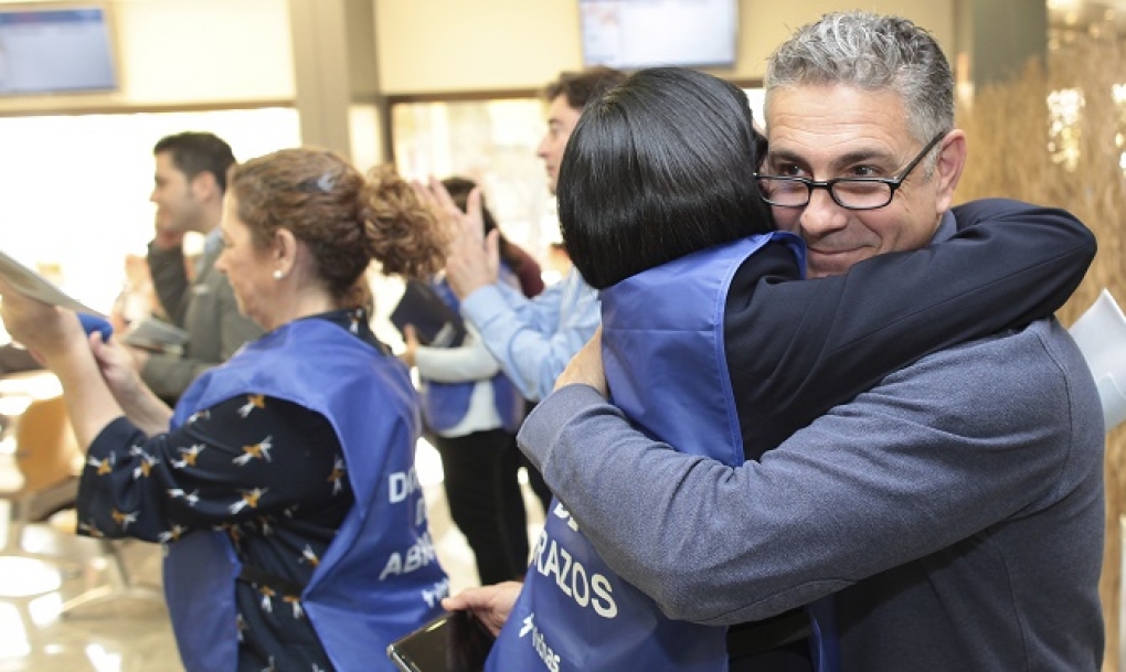 Los abrazos alivian tensiones, combaten el insomnio y el miedo, e incluso ayudan a dominar el apetito