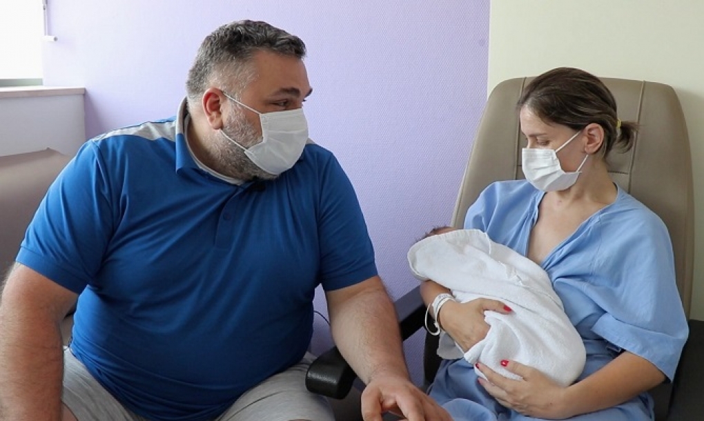 Da a luz a un bebé sano tras contraer la covid-19 y necesitar respiración extracorpórea durante dos semanas