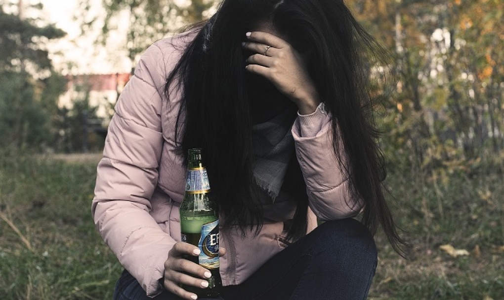 La edad medida de las mujeres alcohólicas se sitúa en 40 años y muestran más necesidad de terapia por falta de apoyo familiar