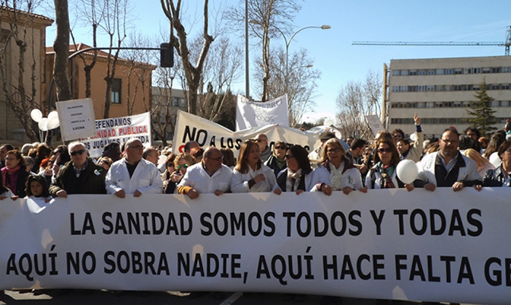 Más de 15.000 personas respaldan la &#8216;marea blanca&#8217; por la Sanidad, una de las protestas más numerosas de Salamanca