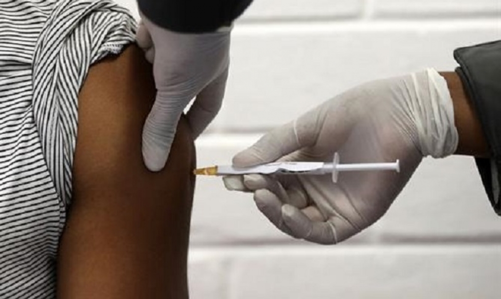 El 70% de los españoles se vacunaría contra la COVID-19 y la mayoría prefiere confinamientos locales al estado de alarma