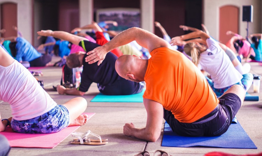 Según estudio, la práctica de Hatha Yoga reduce un 25% el riesgo de caídas en adultos mayores