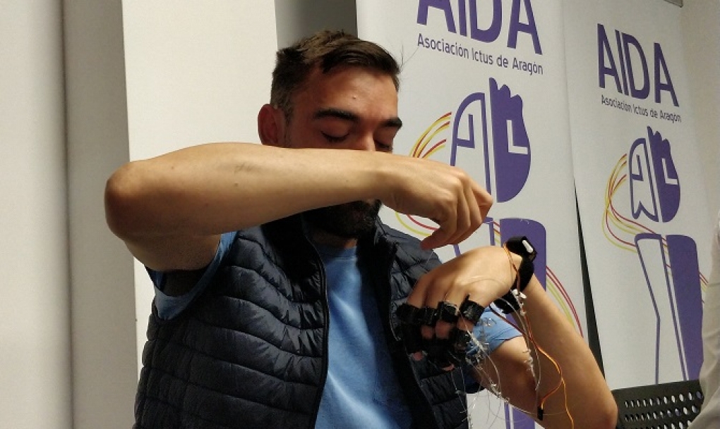 Alumnos de 4º de ESO diseñan un guante robótico para recuperar la movilidad de la mano de los pacientes de ictus