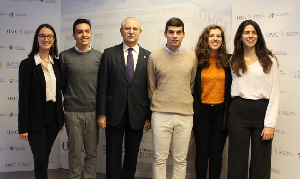 El presidente del Consejo de Colegios de Médicos pide un Gobierno «estable» para afrontar las reformas que necesita la sanidad