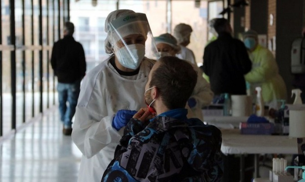 España vuelve a superar los 10.000 casos diarios de covid-19