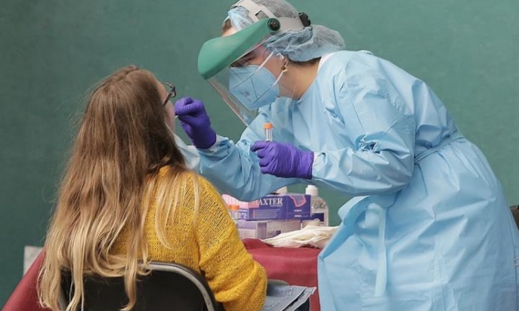 La covid-19 sigue subiendo en España, con 22.744 nuevos casos el fin de semana y una incidencia acumulada que ronda los 200 contagios por 100.000 habitantes