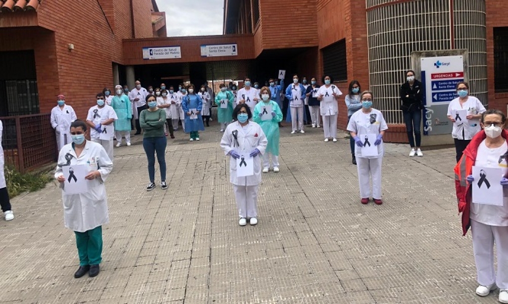 Emotivo silencio en toda España por los 48 médicos fallecidos durante la pandemia