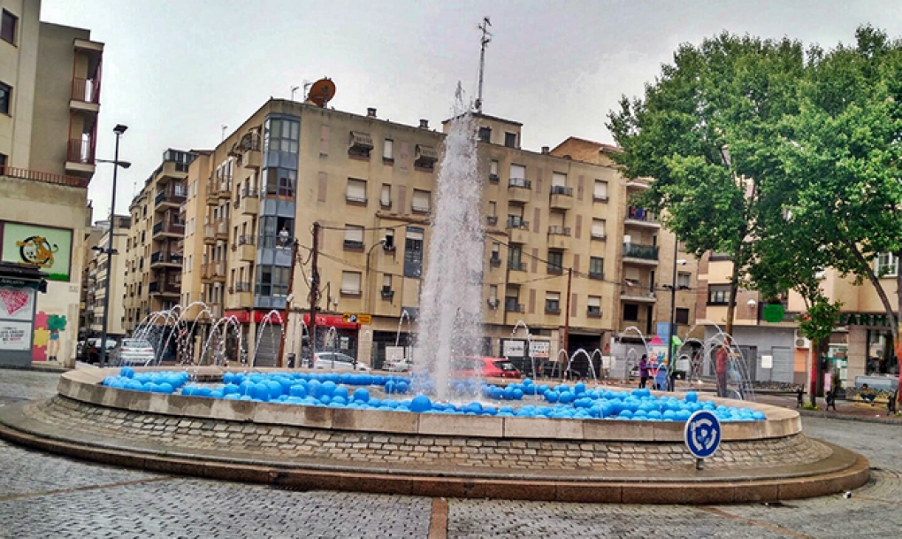 Globos azules en la plaza del Oeste para recordar el Día Mundial del Cáncer de Ovario
