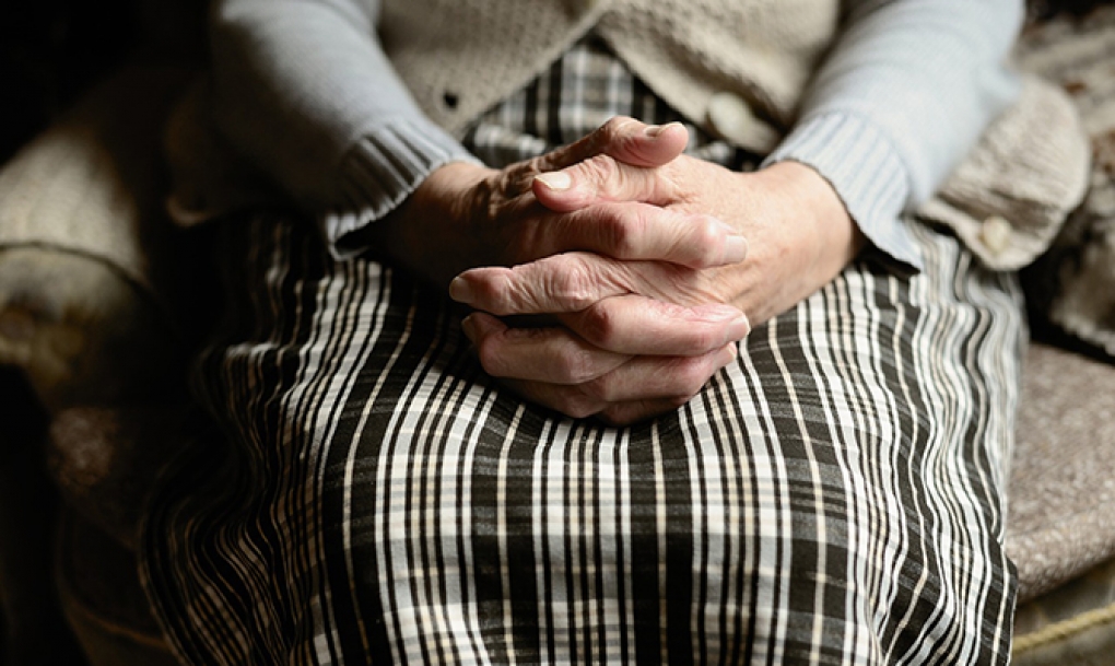 Enfermedades crónicas, menor actividad física y estrés explican por qué las mujeres padecen más dolor que los hombres