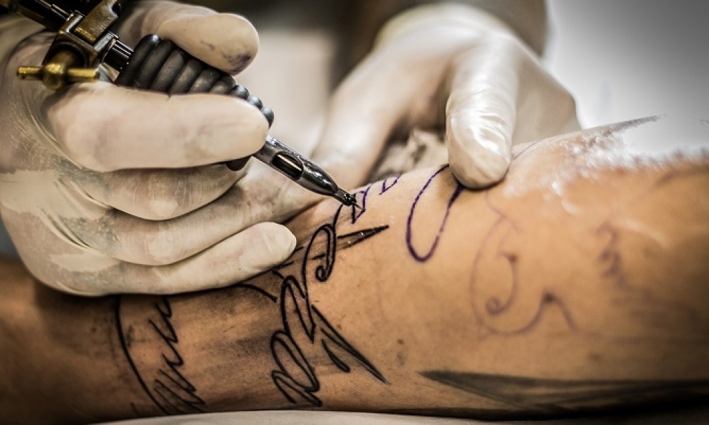 Un tercio de la población de entre 20 y 40 años tiene al menos un tatuaje, tendencia en auge que precisa seguimiento dermatológico