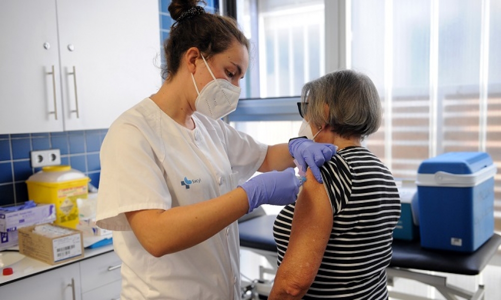 Sanidad señala que la vacuna frente a la gripe es segura en personas que han superado o padecen la COVID-19