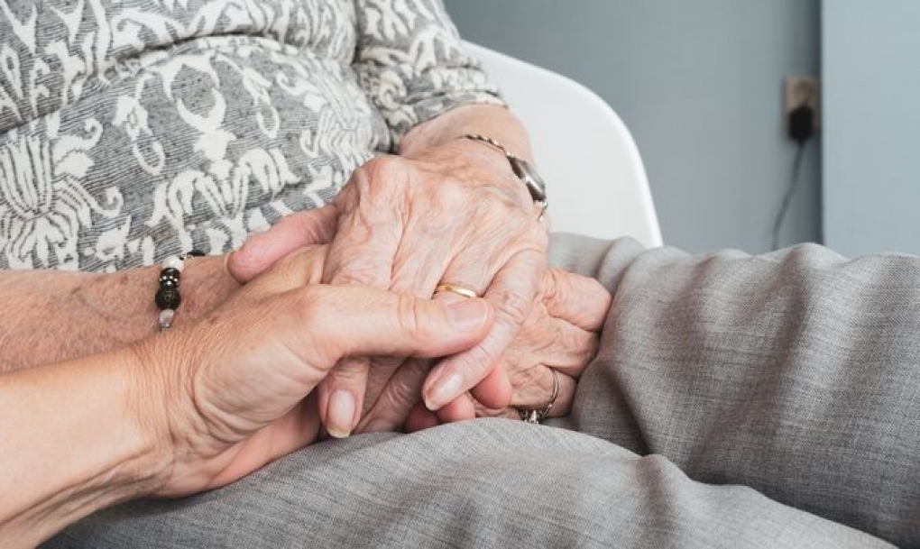 El 80% de los pacientes con alzhéimer es cuidado por sus familias, que también asumen el 87% de los gastos, con la consiguiente sobrecarga y menoscabo de su salud