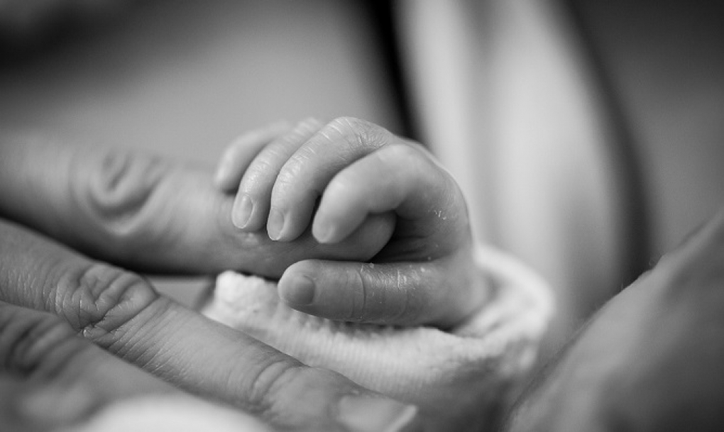 Enfermería alerta de los peligros de contratar una doula sin formación sanitaria para los partos en casa