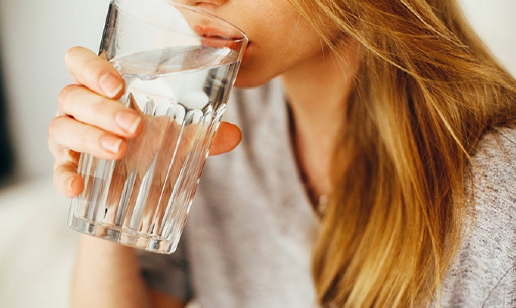 Mantener el cuerpo correctamente hidratado protege la salud bucodental