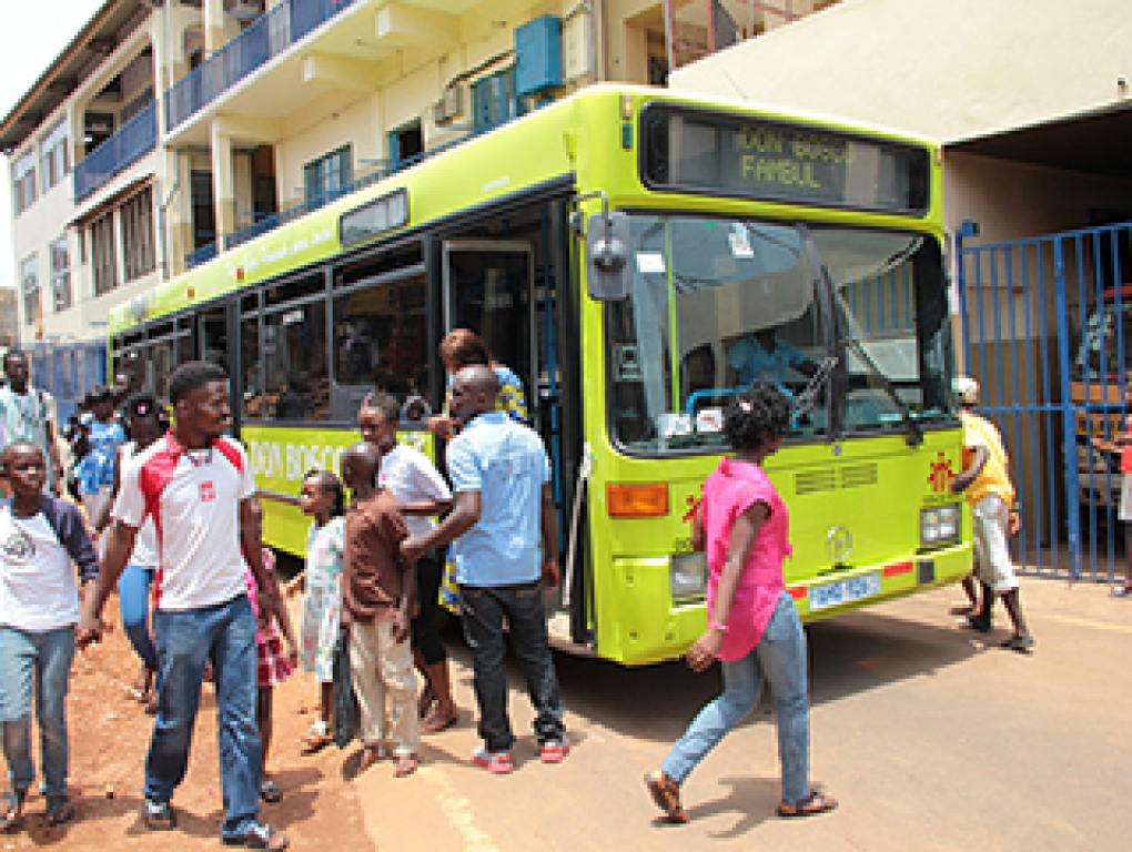 Un autobús que cambia la vida de los menores de la calle en Sierra Leona