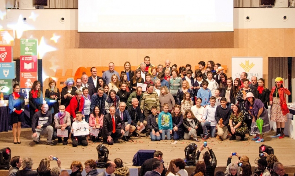Un matrimonio de 71 y 73 años, premio a la solidaridad por acoger a una niña con parálisis cerebral hace 16 años