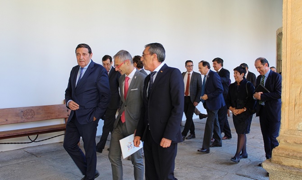 El consejero de Sanidad no puede garantizar el servicio de Foniatría más allá de mantener el contrato «por vías algo extrañas» del único foniatra existente