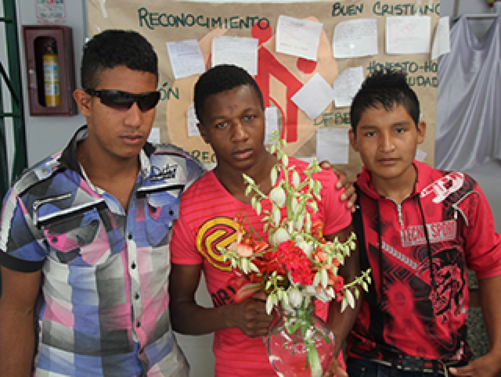 Una extraña foto: ‘Ex niño soldado con florero’