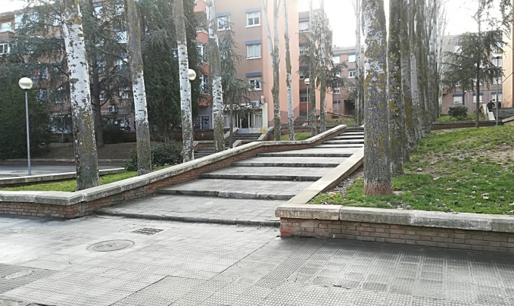 Dificultades para personas con movilidad reducida en la plaza de Extremadura de Salamanca