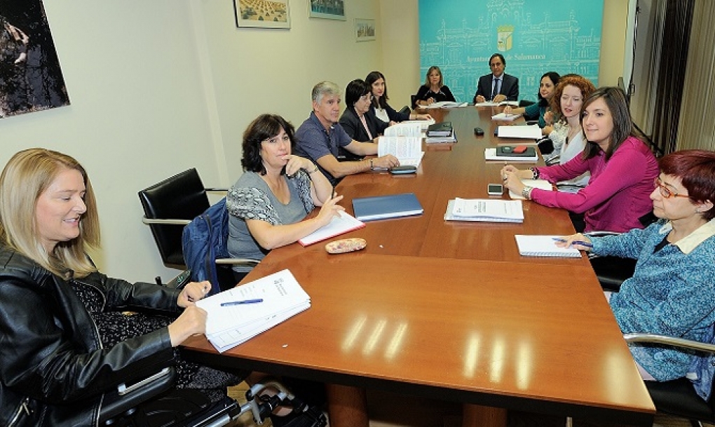 Salamanca informará de las obras en la vía pública e instalará avisos luminosos para las personas con discapacidad