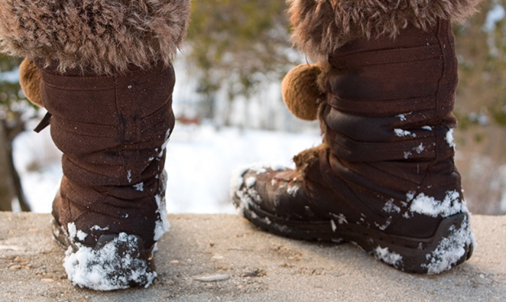 Usar calzado y calcetines aislantes y evitar los contrastes de frío-calor, claves para prevenir los sabañones en invierno