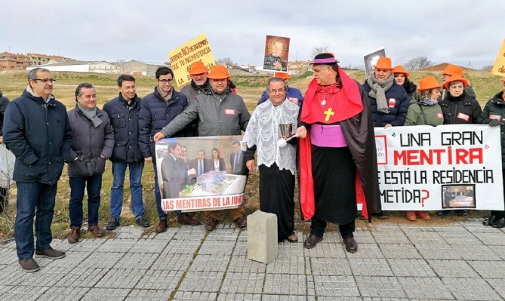 Acto reivindicativo para reclamar la residencia de personas mayores en Puente Ladrillo presupuestada desde 2011
