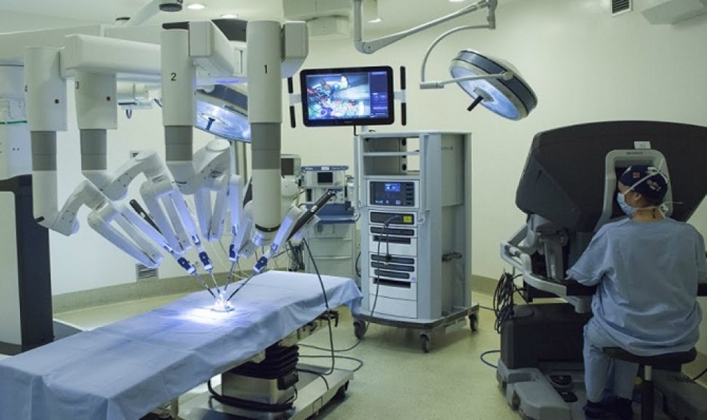 Los estudiantes de Medicina experimentan la cirugía robótica mediante un simulador &#8216;Da Vinci&#8217;