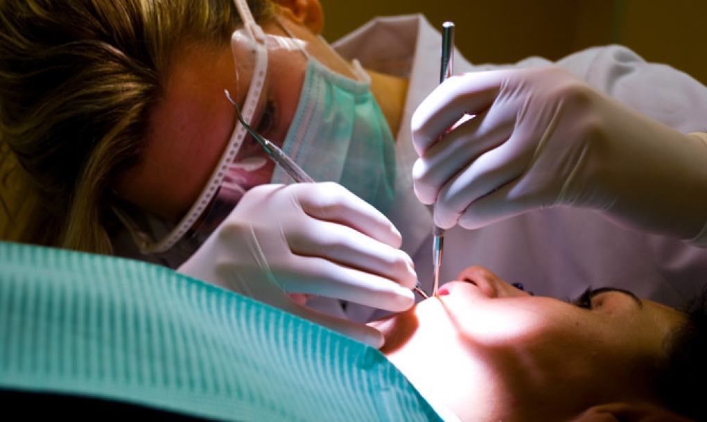 Las caries triplican el riesgo de desarrollar periimplantitis, una infección que afecta a los implantes dentales