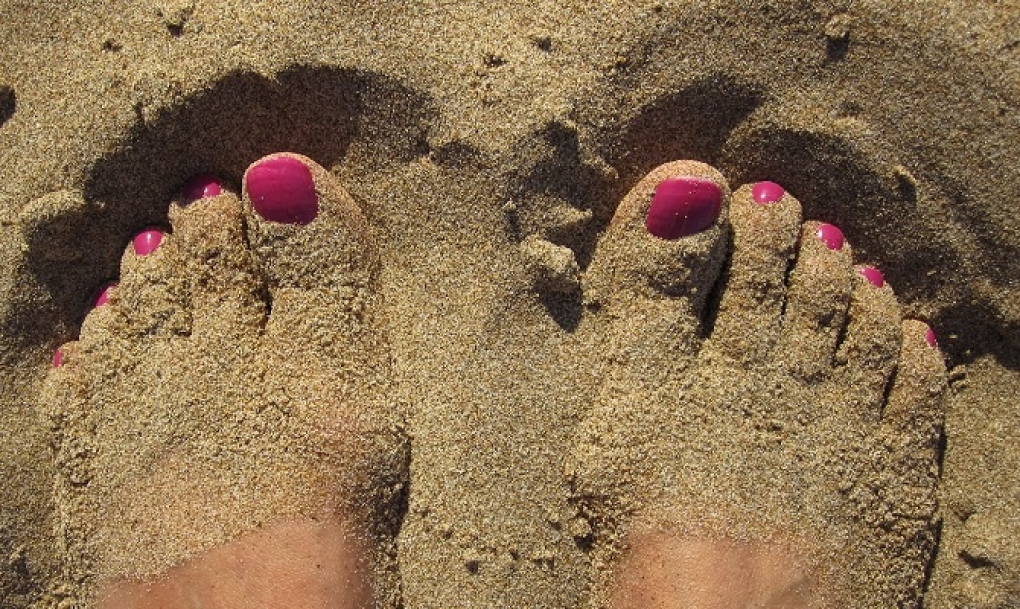 Higiene, hidratación y calzado adecuado para lograr unos pies saludables este verano