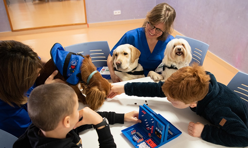 El Clínic lidera una terapia con perros para niños y adolescentes con trastornos del neurodesarrollo