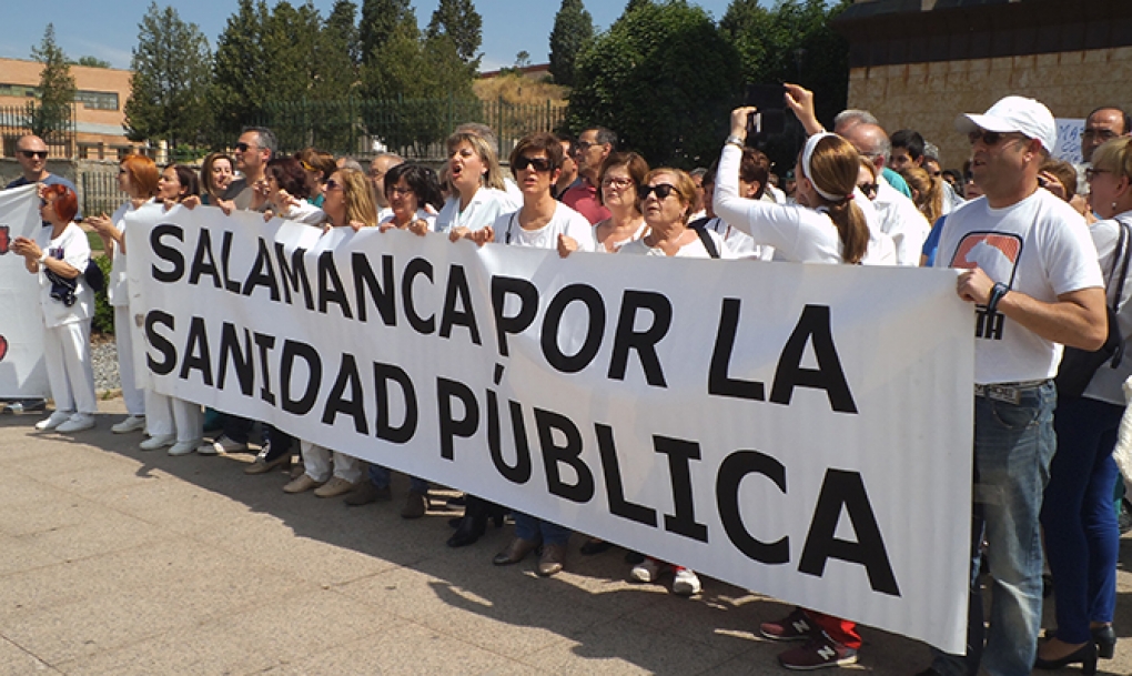 Más de 200 personas muestran su rechazo al cierre estival de camas en el hospital de Salamanca
