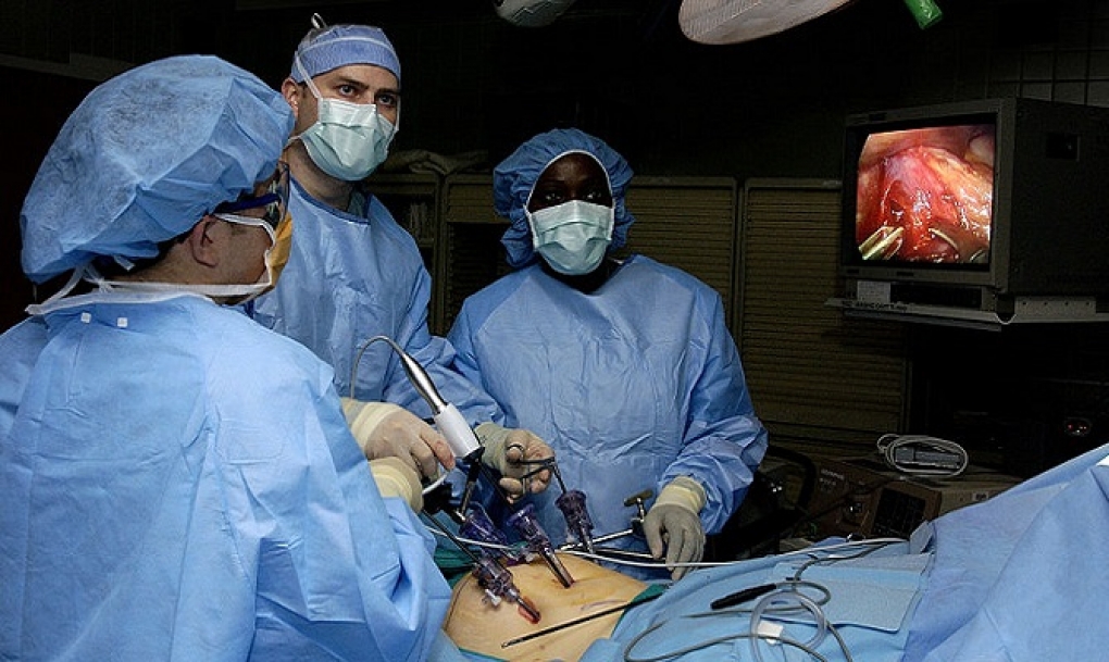 La esperanza de vida con cirugía laparoscópica es similar a la cirugía general en cáncer colorrectal con metástasis hepáticas