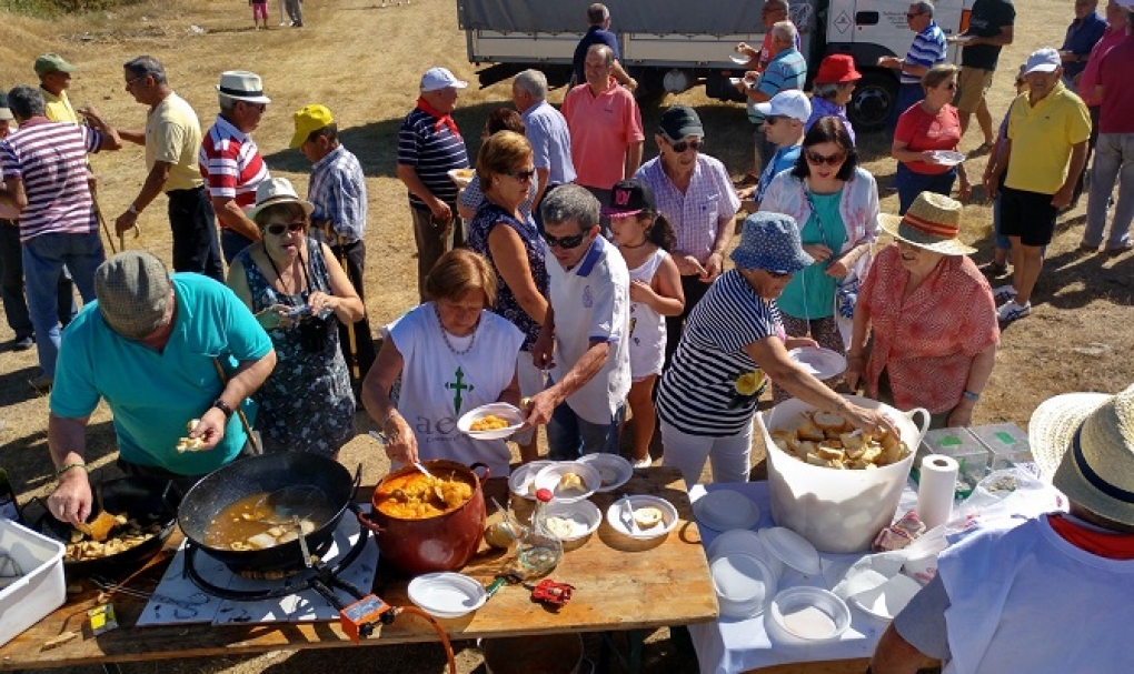 449 euros para la AECC en un almuerzo solidario en Casillas de Flores