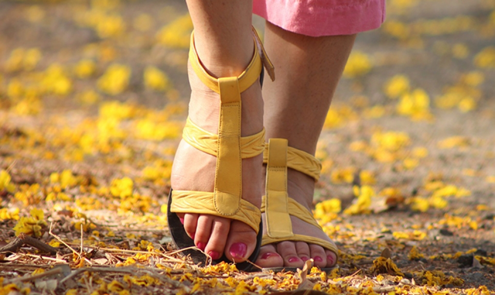 Una correcta transición del calzado cerrado a las sandalias es clave para evitar dolencias en los pies