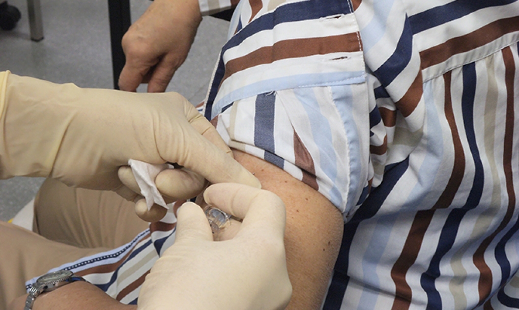 La vacuna antigripal previene hasta un 60% de los casos y disminuye la gravedad en caso de contraer la enfermedad