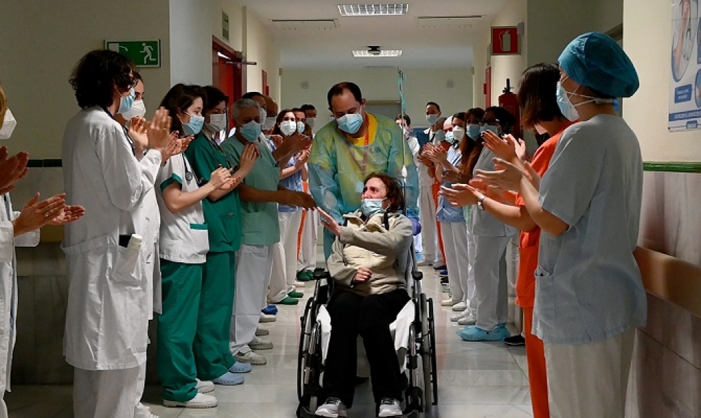 El Hospital Gregorio Marañón da el alta a Elsa, una paciente ingresada 10 meses por Covid-19
