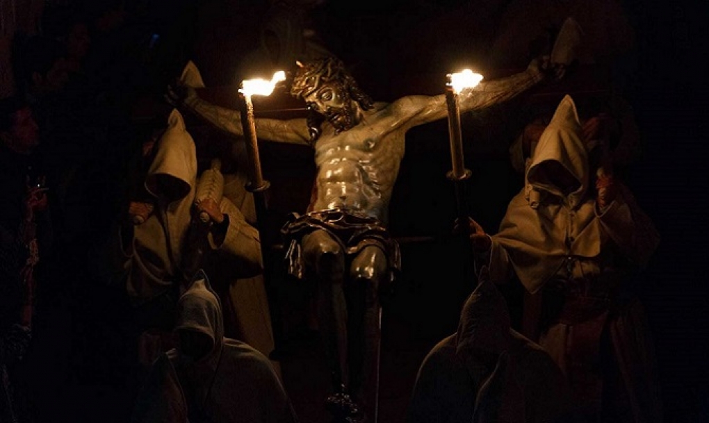 Los costaleros menores de 21 años y mayores de 45, el grupo con más riesgo de sufrir lesiones en Semana Santa