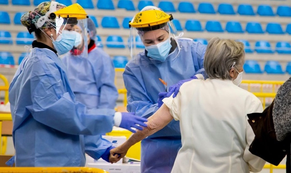 España registra un nuevo récord de vacunas contra la covid administradas en un día, con 654.232 dosis