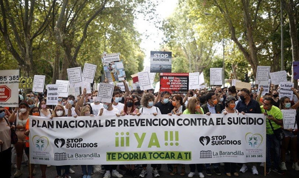 Centenares de personas exigen más recursos para prevenir el suicidio